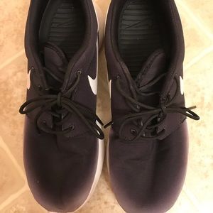 Lightly worn Nike Roshe tennis shoes.